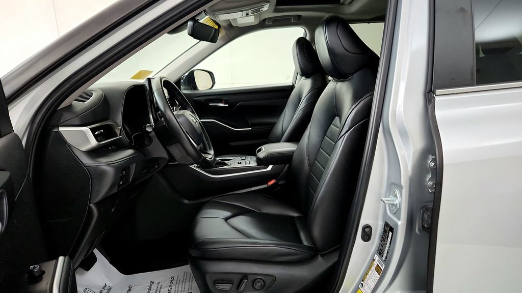 Certified 2024 Toyota Highlander XLE AWD/4WD image 13