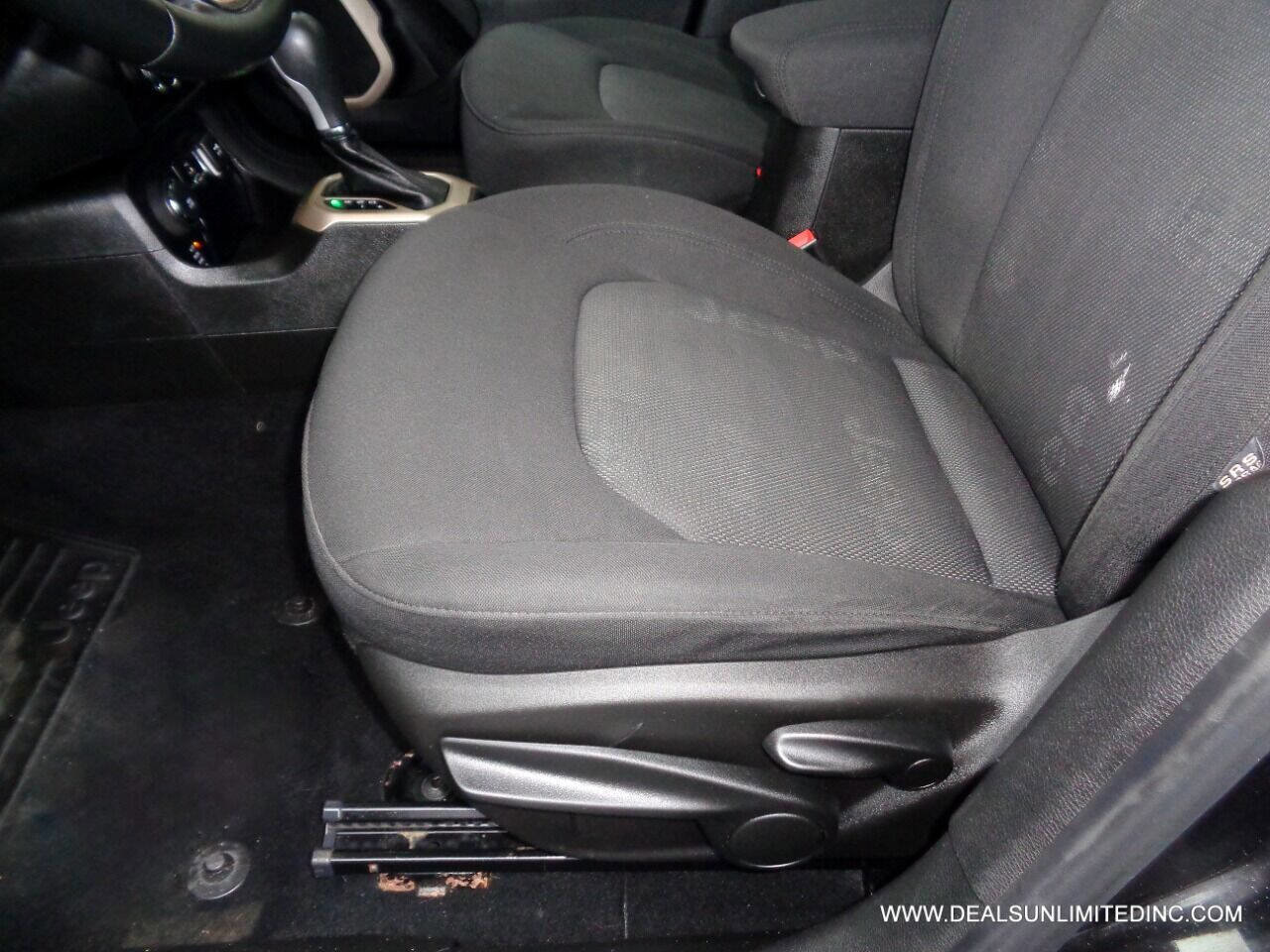 Used 2015 Jeep Renegade Latitude image 9