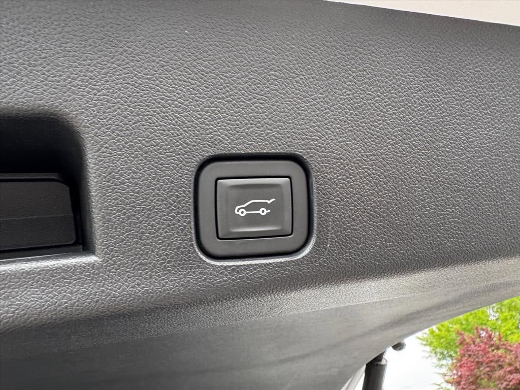 Used 2025 Chevrolet Traverse LT w/ Midnight/Sport Edition FWD image 11