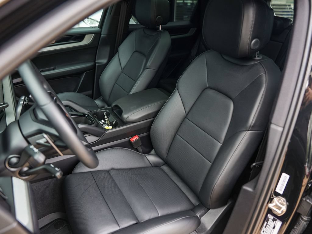 Certified 2025 Porsche Cayenne AWD/4WD image 5