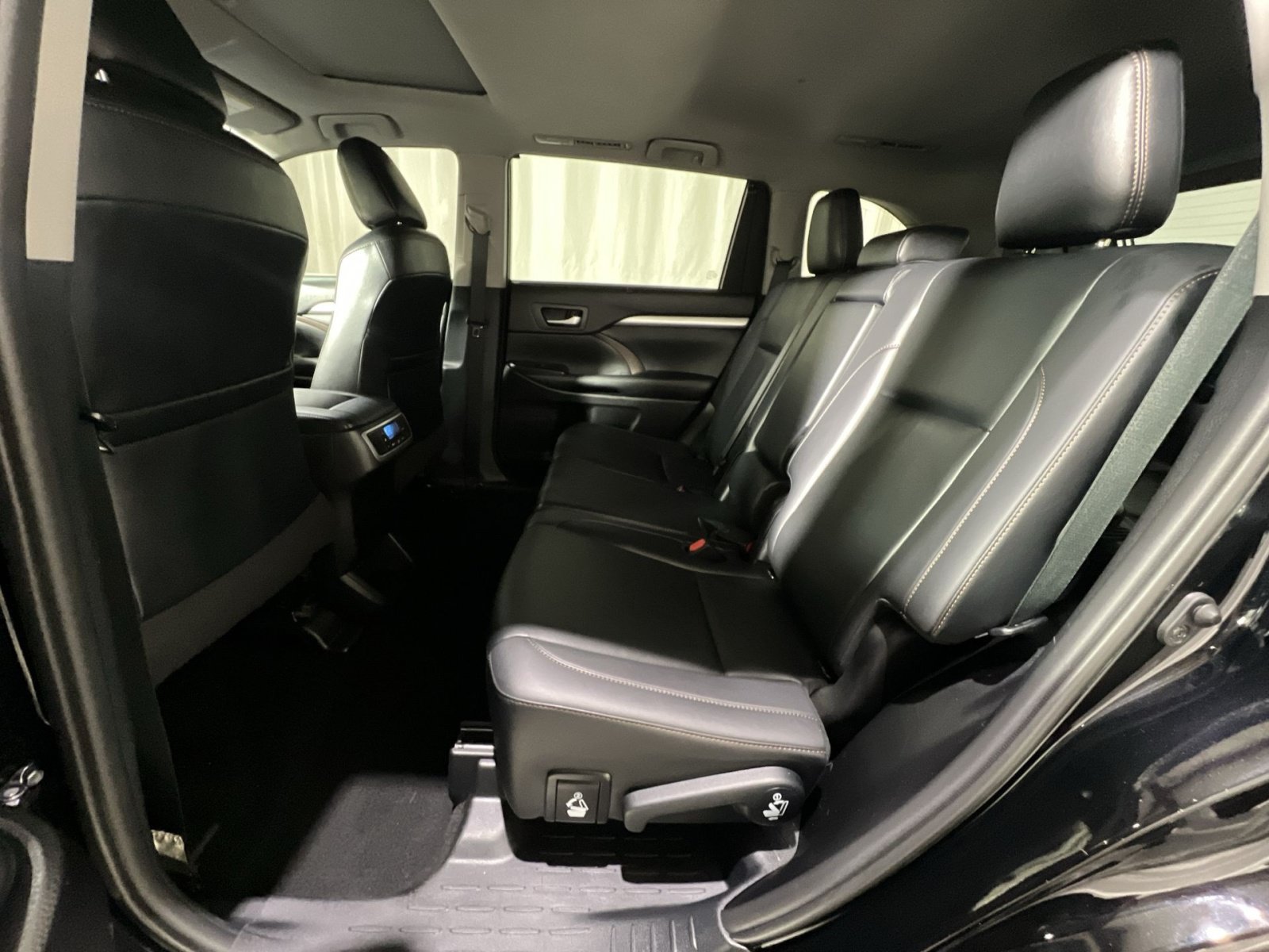 Used 2019 Toyota Highlander XLE AWD/4WD image 35