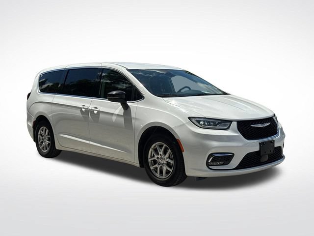 Used 2024 Chrysler Pacifica Touring-L FWD image 9