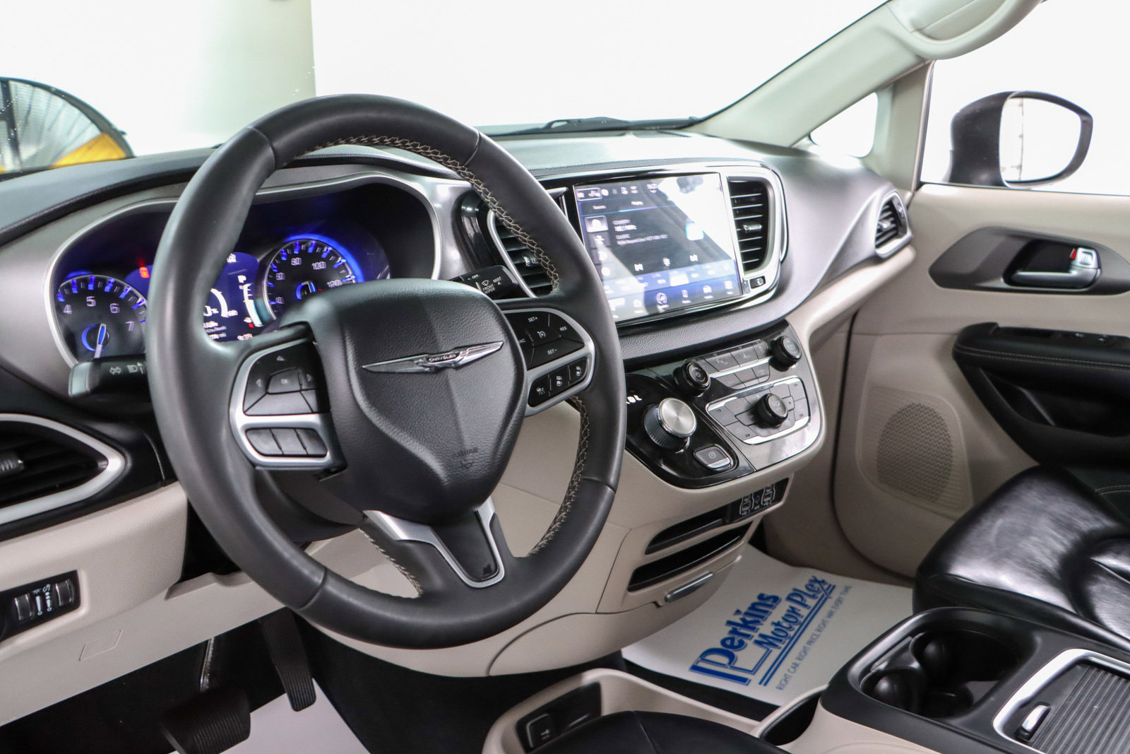 Used 2023 Chrysler Pacifica Touring-L image 22