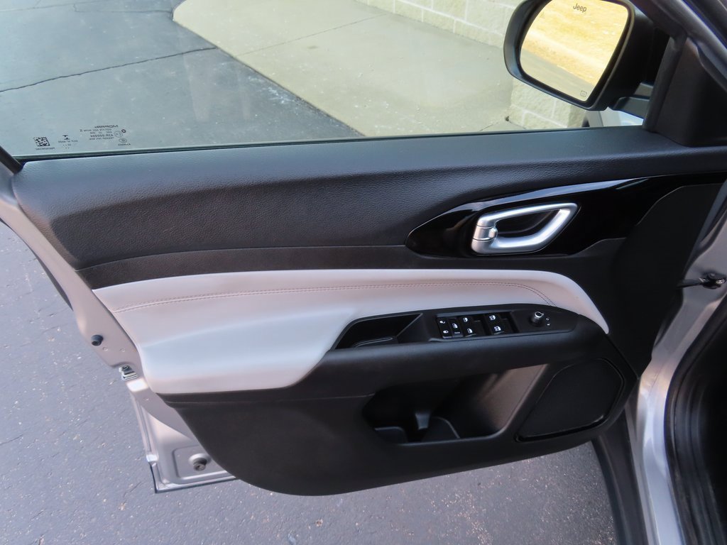 Used 2023 Jeep Compass Limited image 24