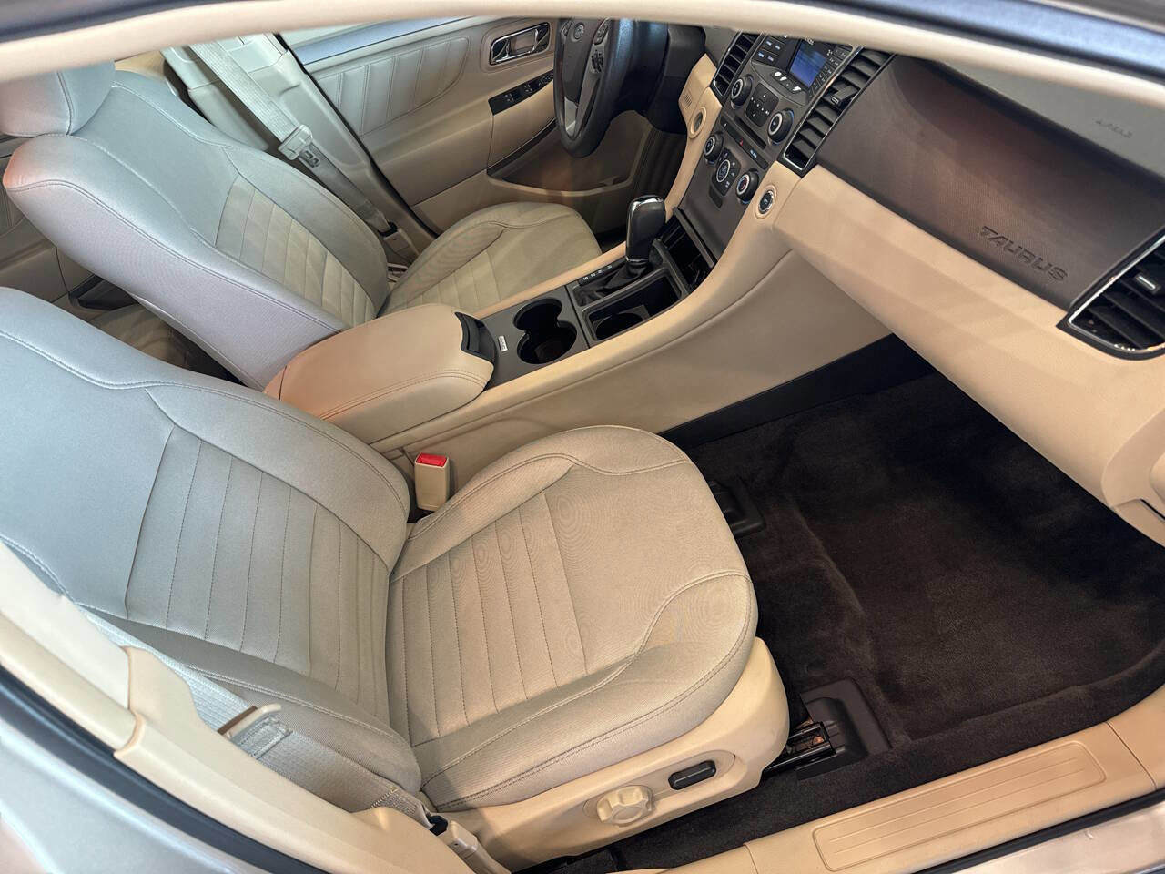 Used 2017 Ford Taurus SE image 17