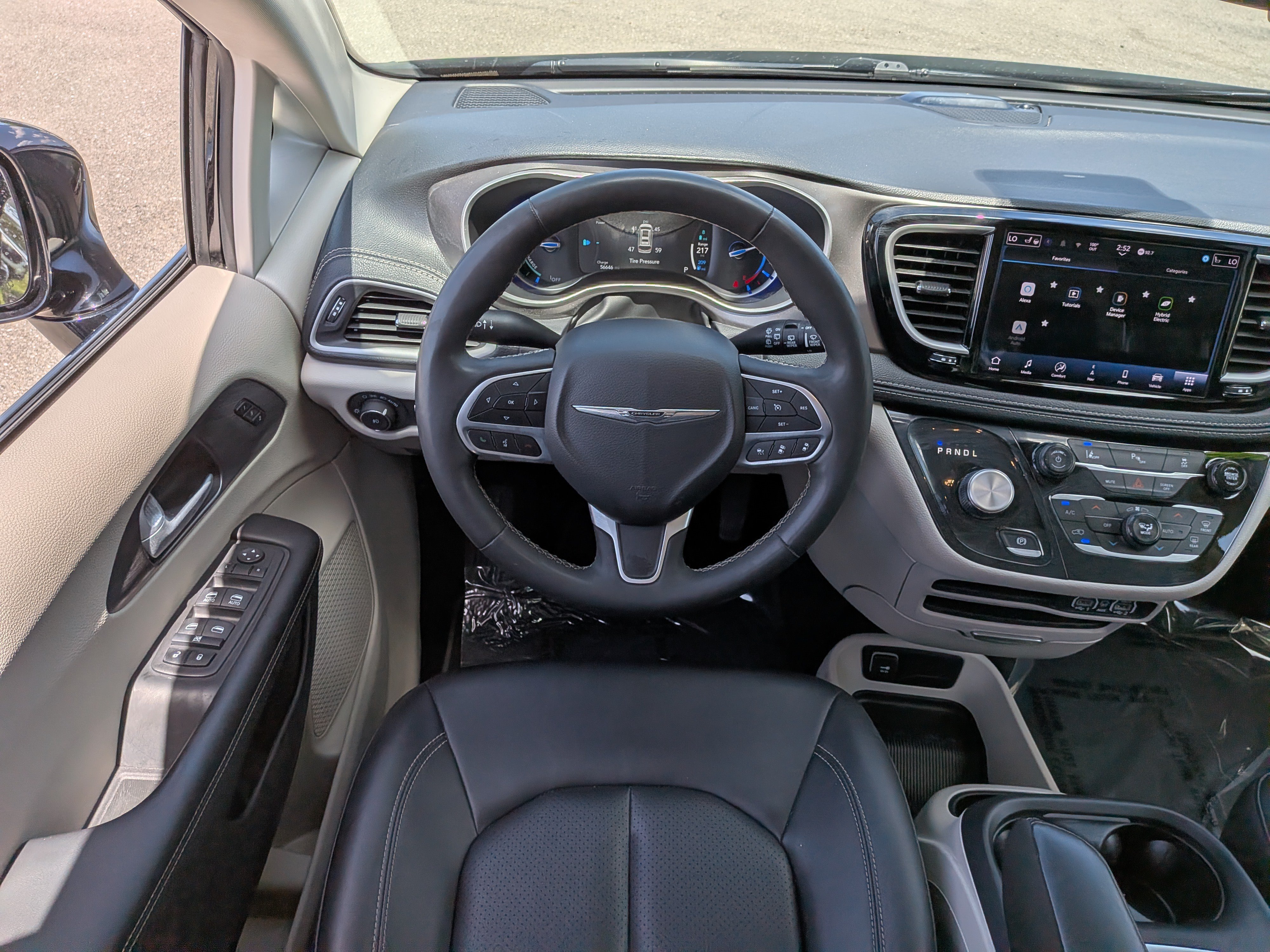 Used 2024 Chrysler Pacifica Limited FWD image 18