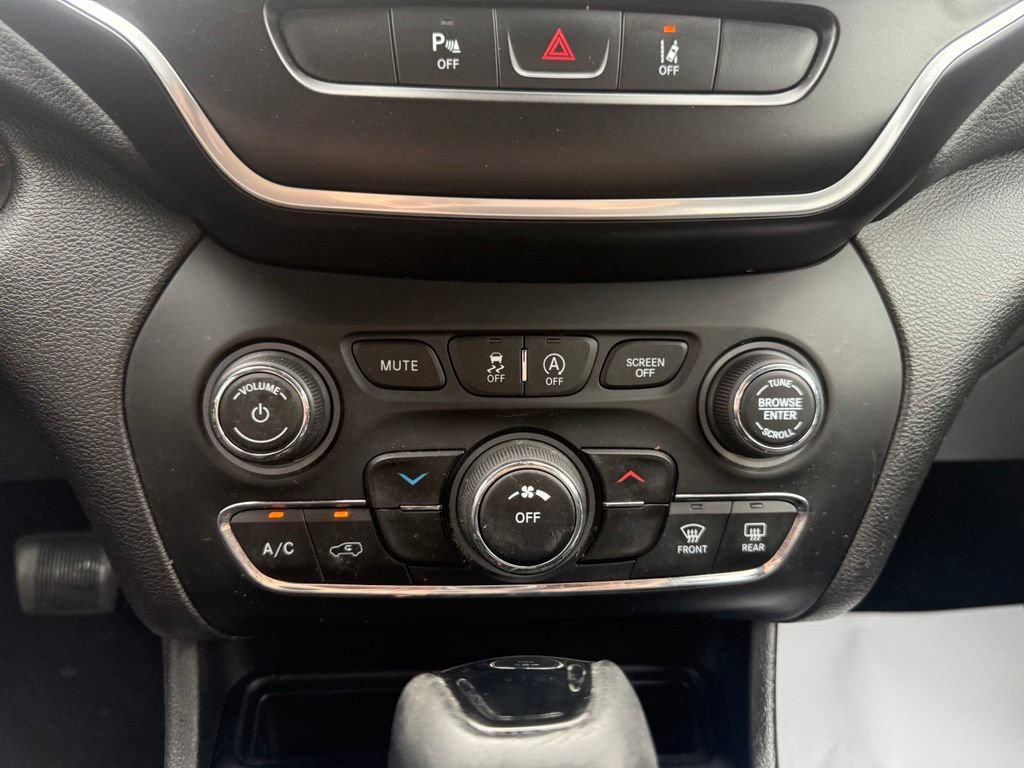 Used 2021 Jeep Cherokee Latitude Plus AWD/4WD image 23