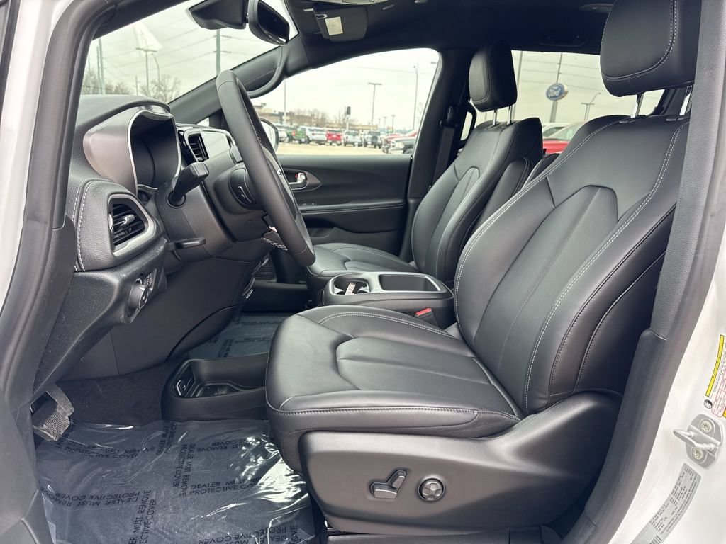 New 2026 Chrysler Pacifica Select AWD/4WD image 4