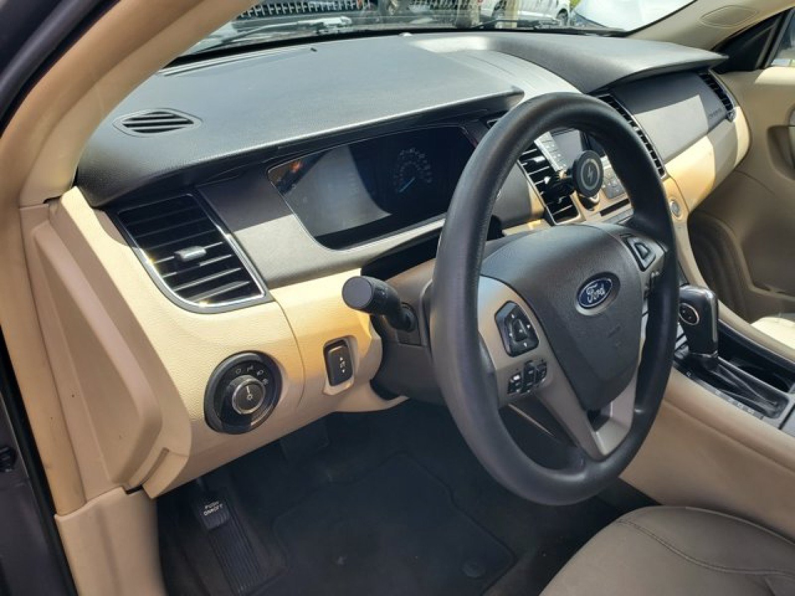 Used 2014 Ford Taurus SE FWD image 8