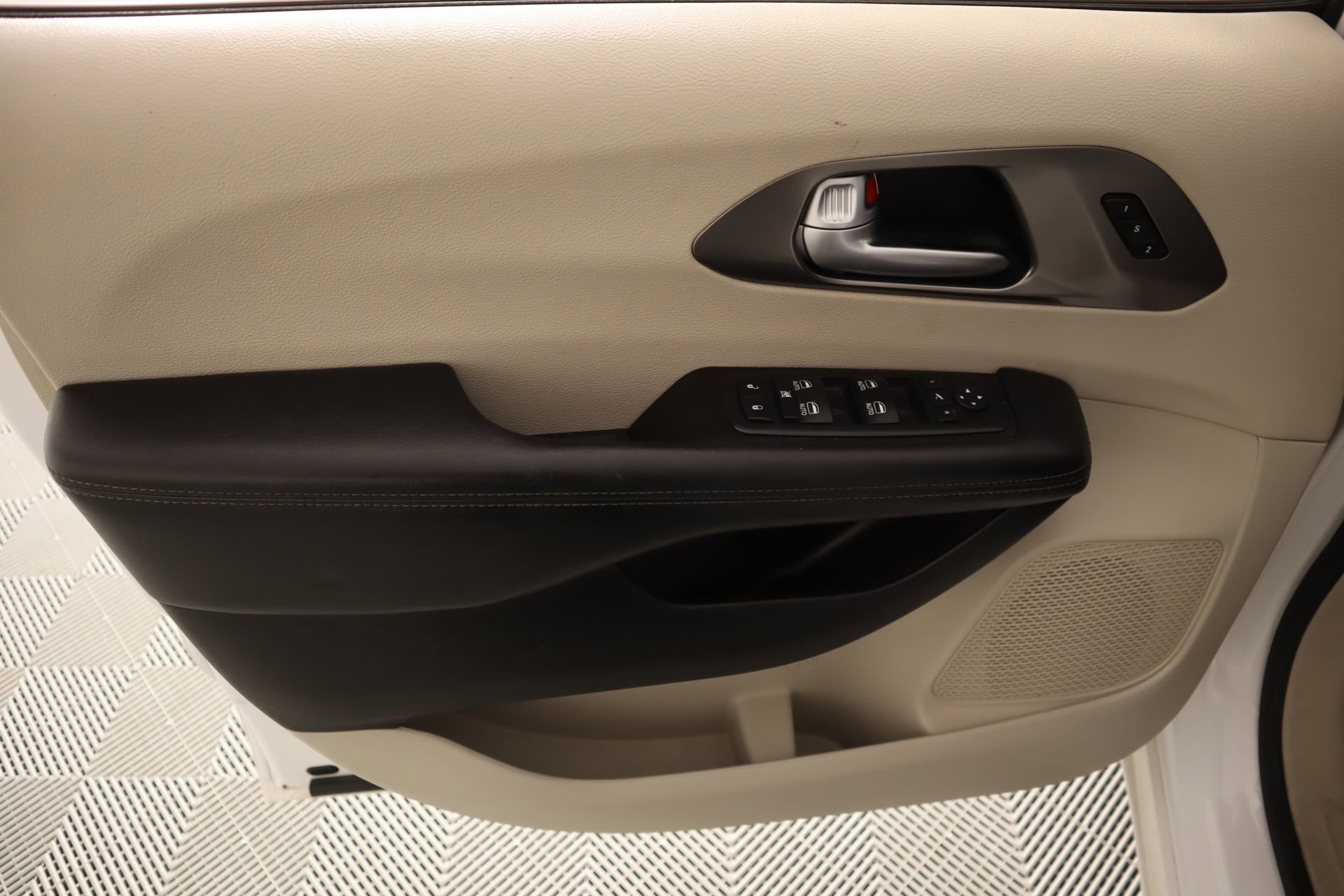 Used 2017 Chrysler Pacifica Limited w/ UConnect Theater Package image 19