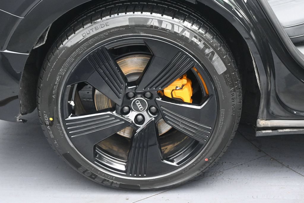 Used 2022 Audi e-tron Premium Plus w/ Premium Plus Package AWD/4WD image 37