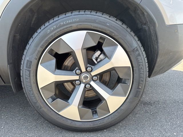 Certified 2025 Volvo XC40 B5 Plus image 8