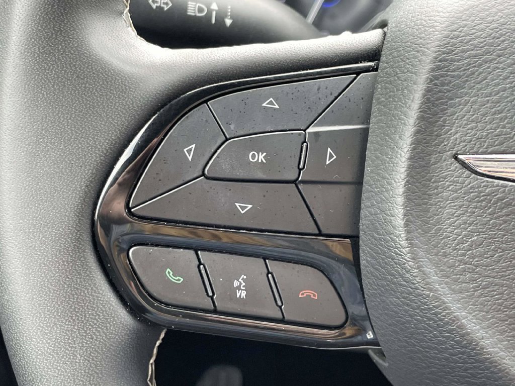 Certified 2025 Chrysler Pacifica Limited FWD image 34