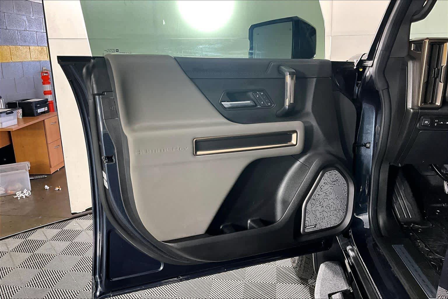 Used 2025 GMC Hummer EV 3X w/ LPO, Sport Package AWD/4WD image 19
