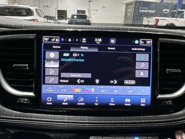 Used 2025 Chrysler Pacifica Limited image 16