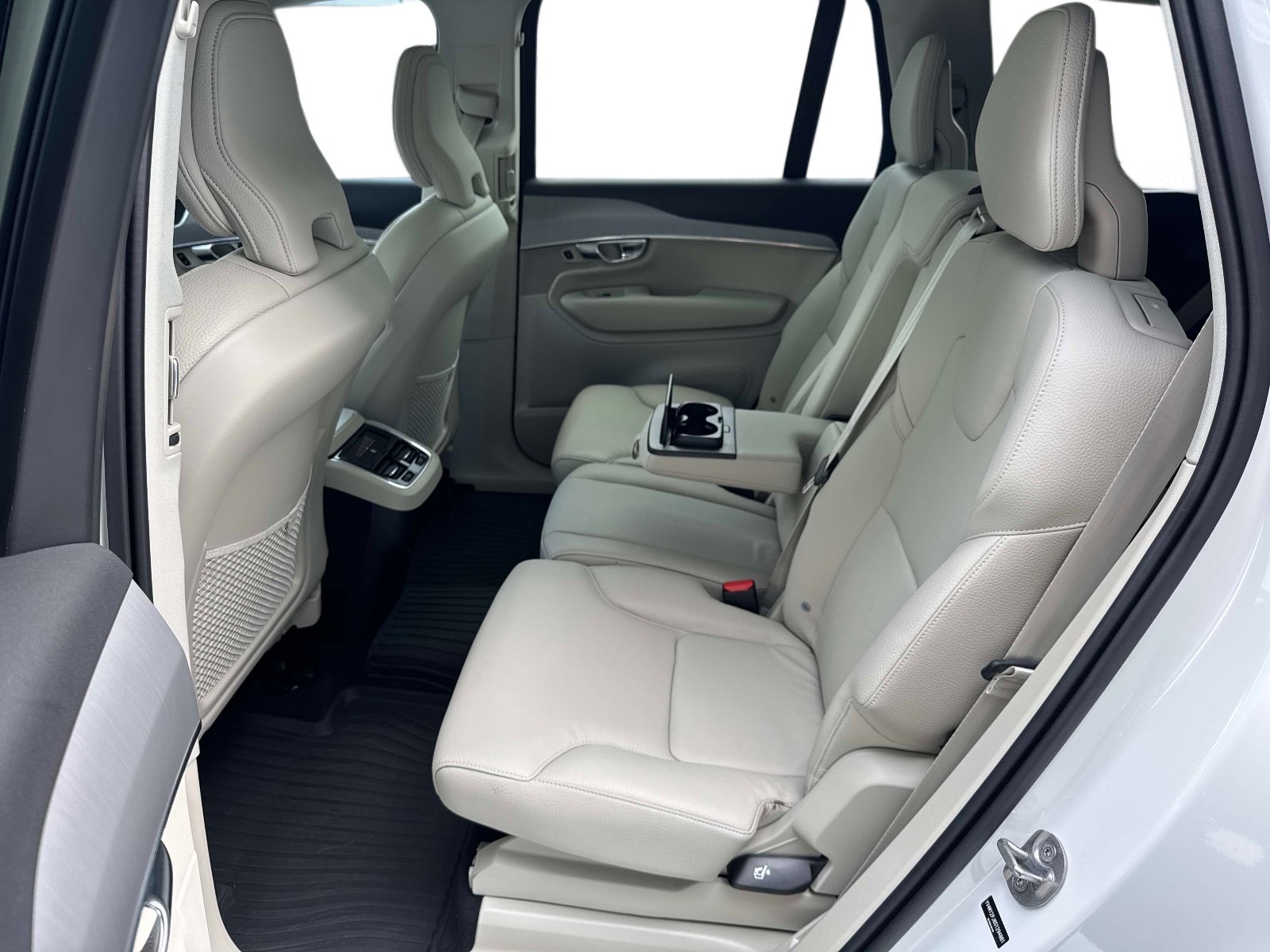 Used 2025 Volvo XC90 B5 Core w/ Protection Package Premier AWD/4WD image 14