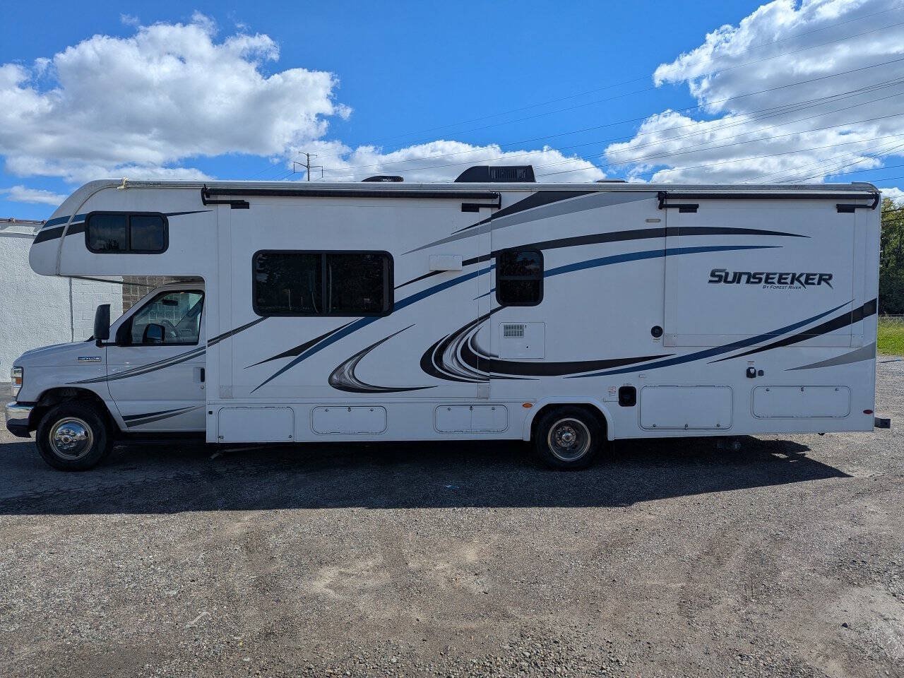 Used 2018 Ford E-450 and Econoline 450 Super Duty w/ Motorhome Prep Package RWD image 4