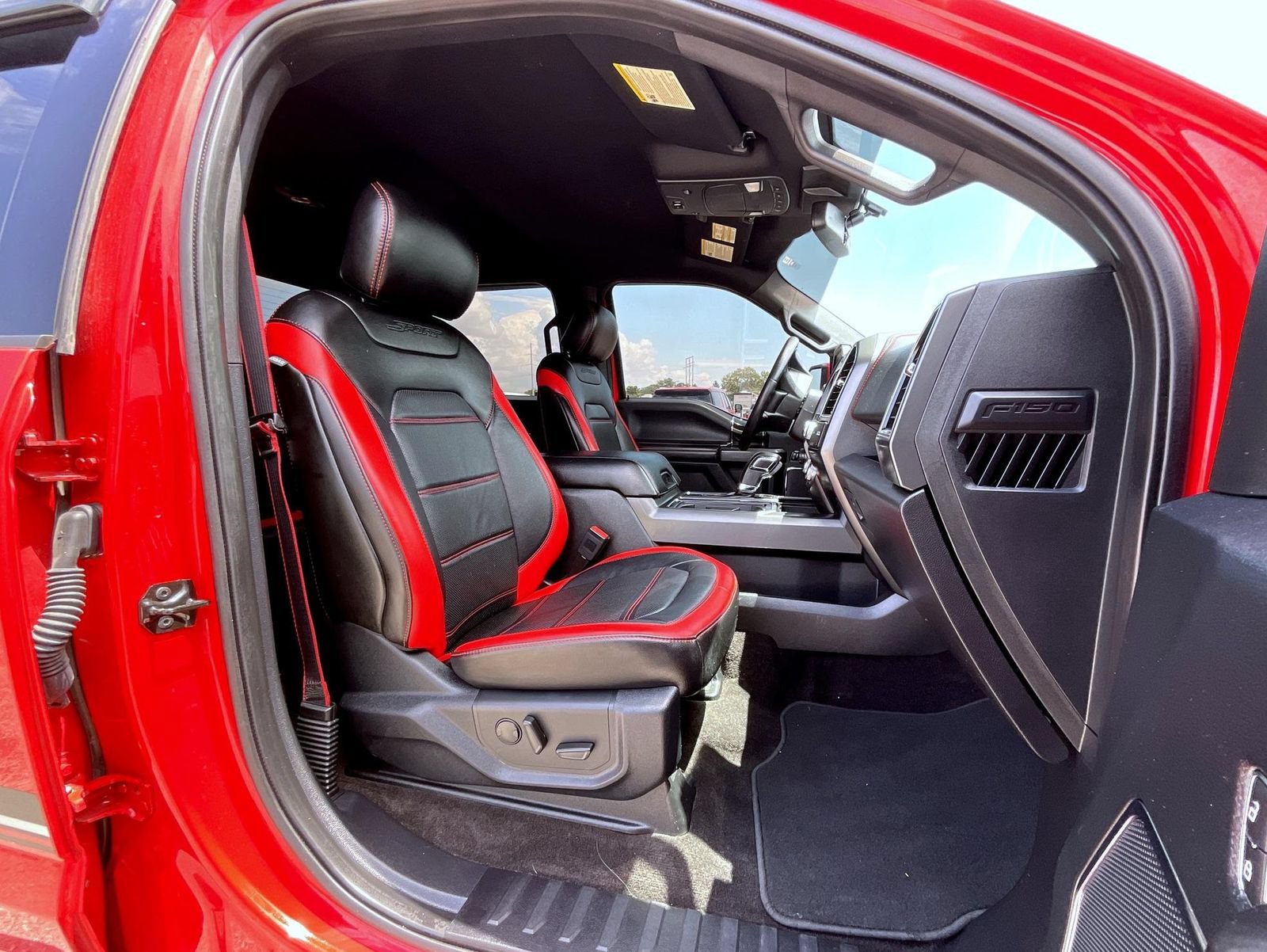 Used 2019 Ford F150 Lariat w/ Equipment Group 502A Luxury AWD/4WD image 15