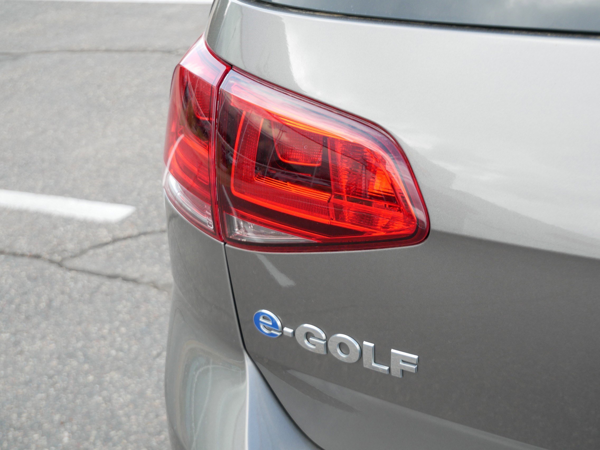 Used 2016 Volkswagen e-Golf SE w/ DC Fast Charging Package FWD image 17