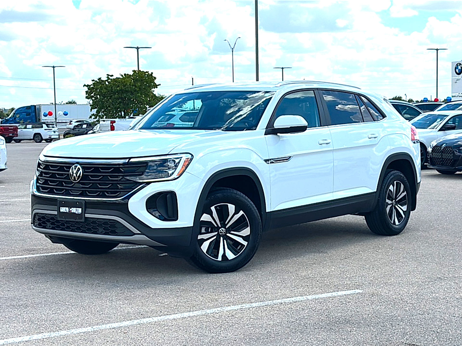 Used 2025 Volkswagen Atlas Cross Sport SE FWD image 2