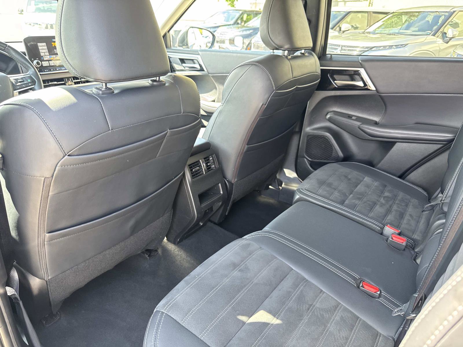 Used 2024 Mitsubishi Outlander AWD image 10