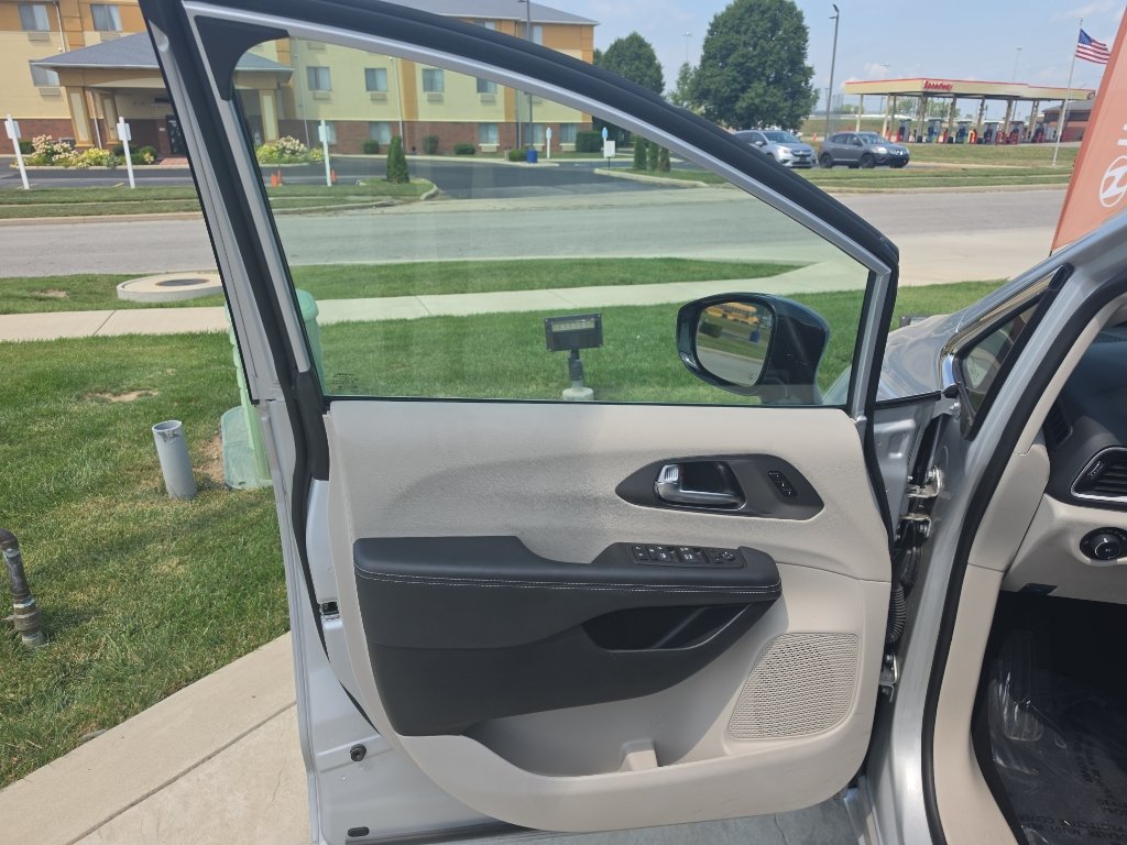 Used 2024 Chrysler Pacifica Touring-L FWD image 18