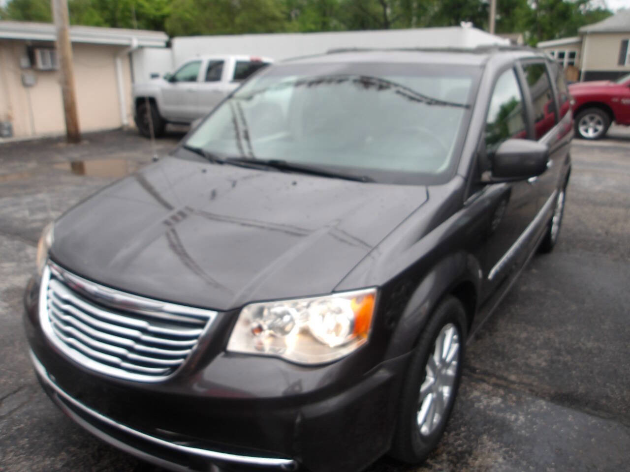 Used 2016 Chrysler Town & Country Touring w/ Driver Convenience Group FWD image 2