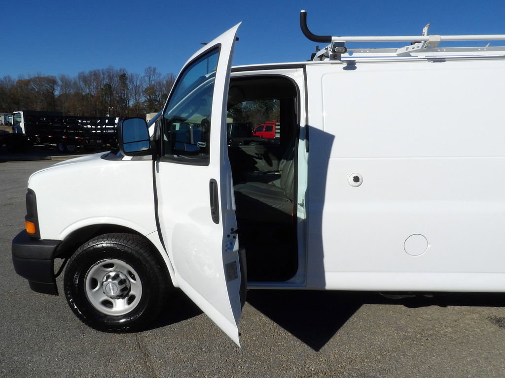 Used 2017 Chevrolet Express 2500 image 13