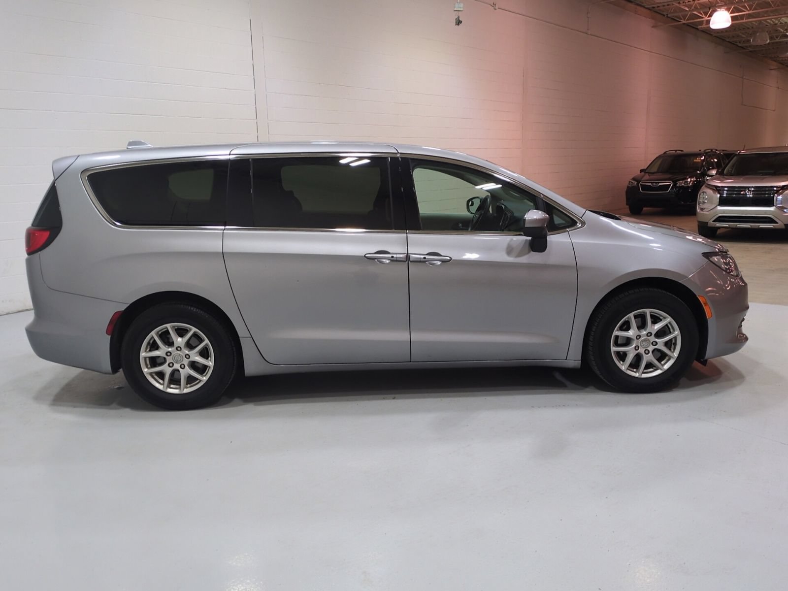 Used 2017 Chrysler Pacifica Touring FWD image 2