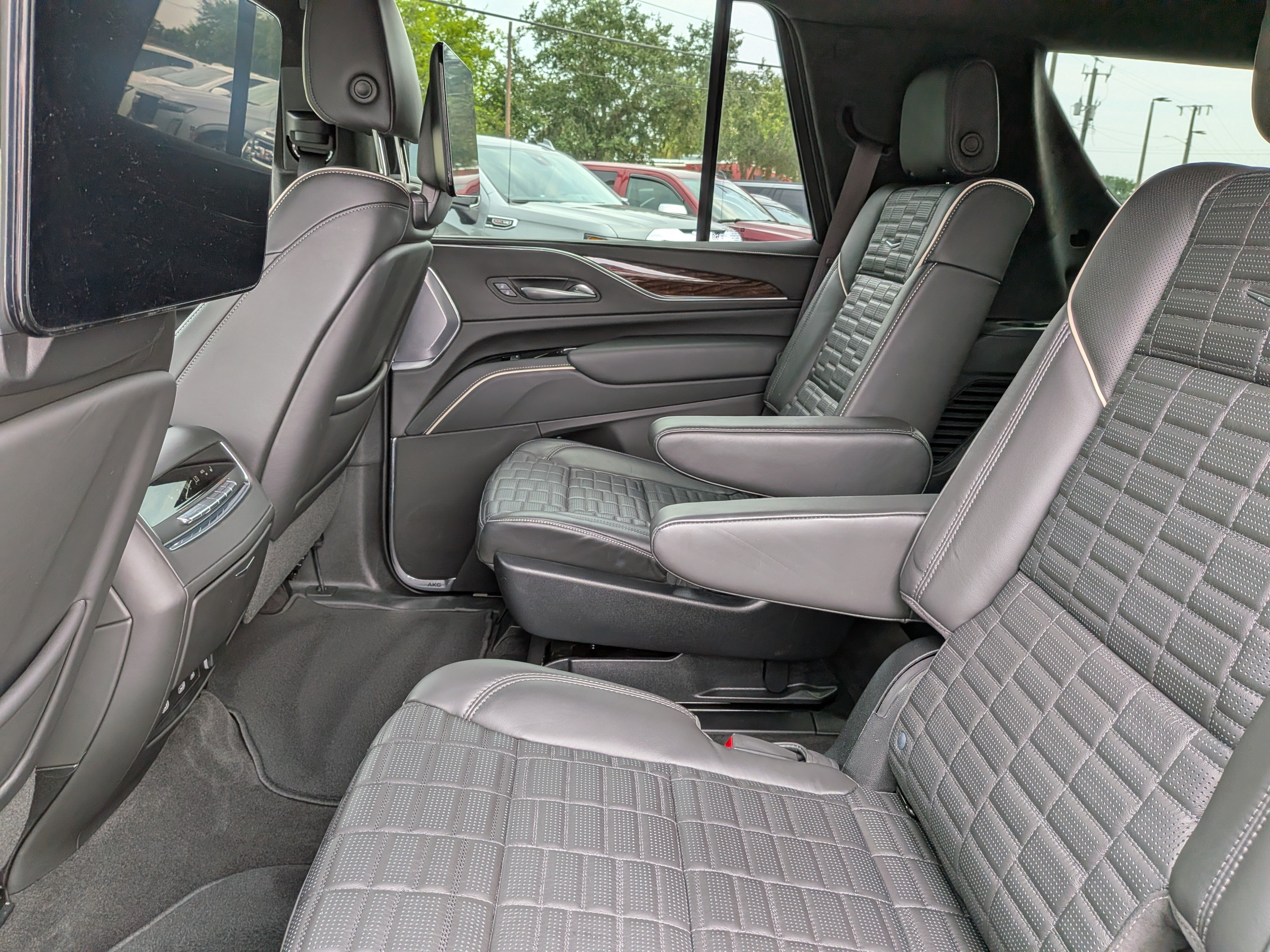 Certified 2022 Cadillac Escalade Premium Luxury Platinum w/ Heavy-Duty Trailer Package AWD/4WD image 17