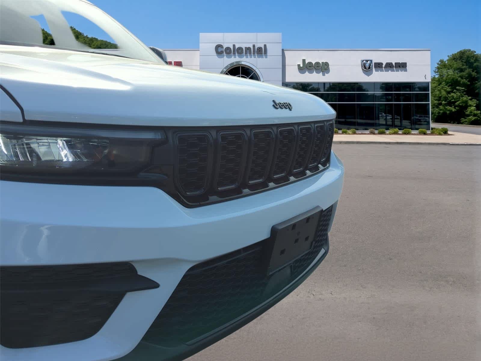 Used 2023 Jeep Grand Cherokee Altitude AWD/4WD image 9