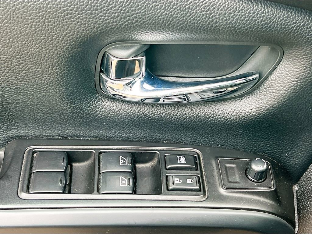 Used 2018 Nissan Titan SV image 20