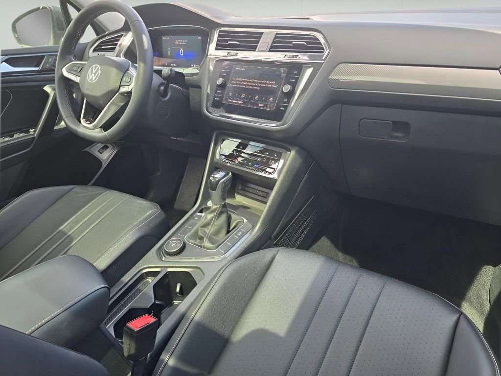 Used 2022 Volkswagen Tiguan SE w/ Panoramic Sunroof Package image 7