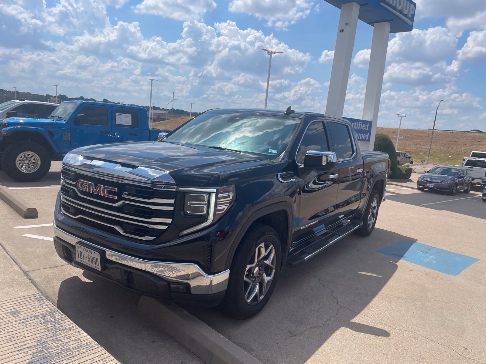 Used 2023 GMC Sierra 1500 SLT w/ SLT Premium Package AWD/4WD image 18