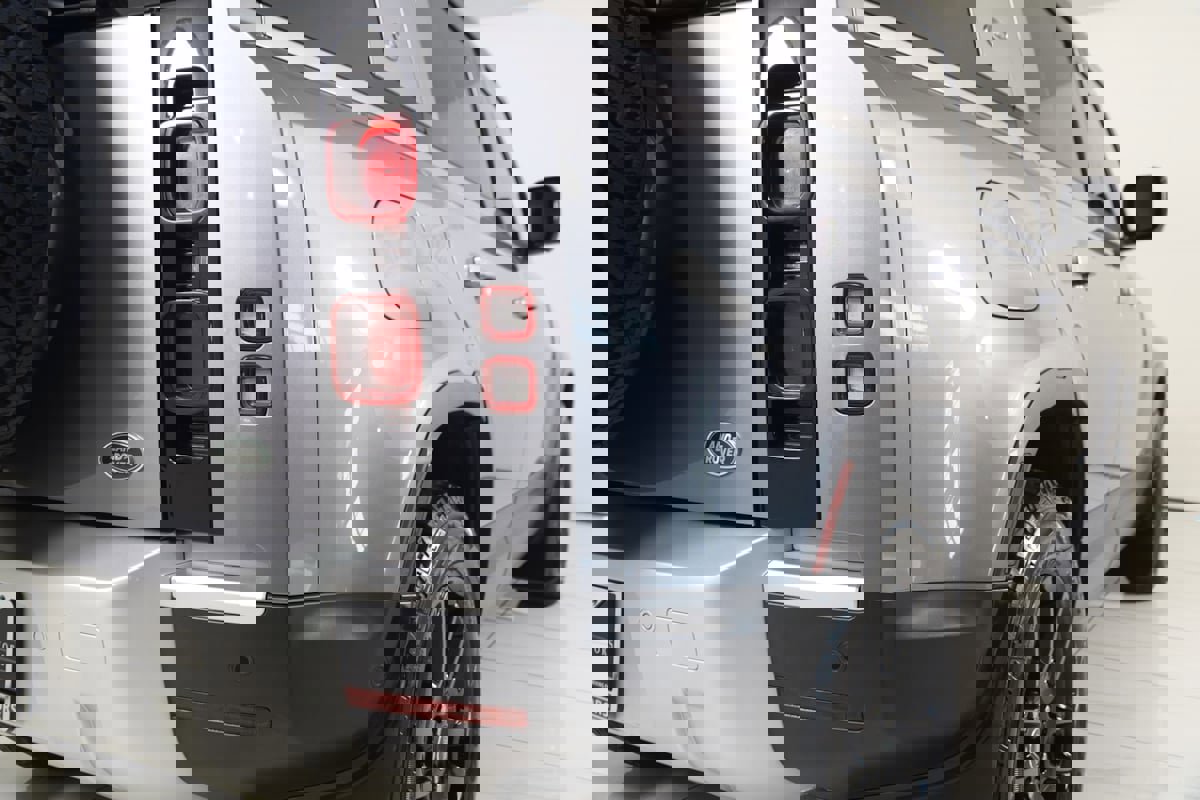 Used 2023 Land Rover Defender 110 SE image 54