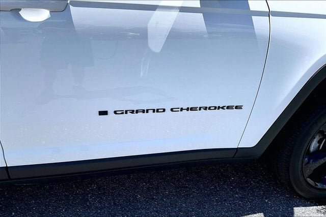 Used 2024 Jeep Grand Cherokee Altitude AWD/4WD image 31