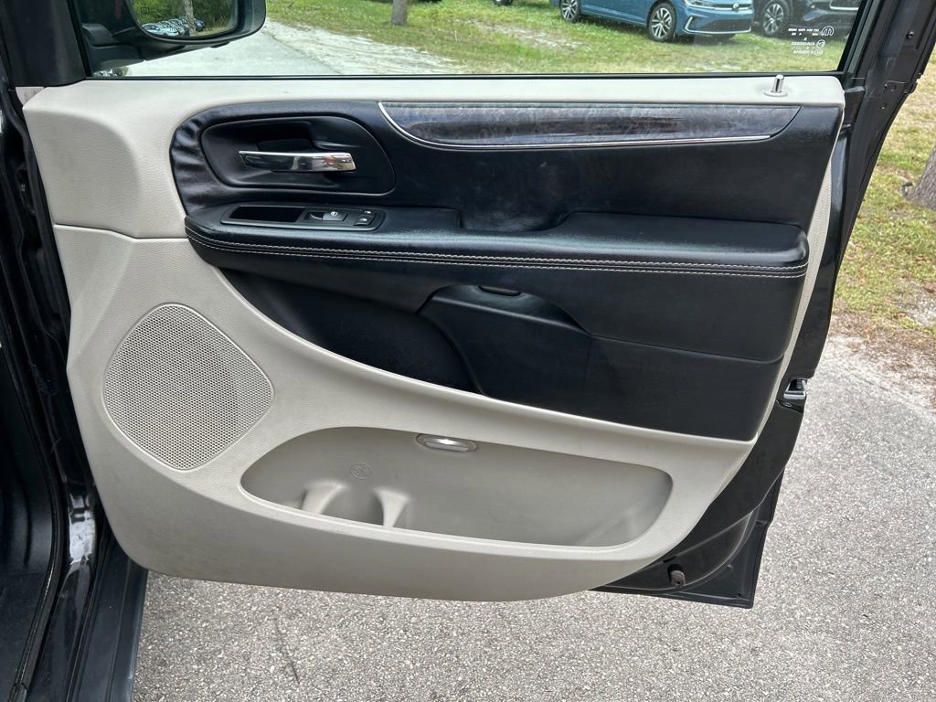 Used 2014 Chrysler Town & Country Touring image 36