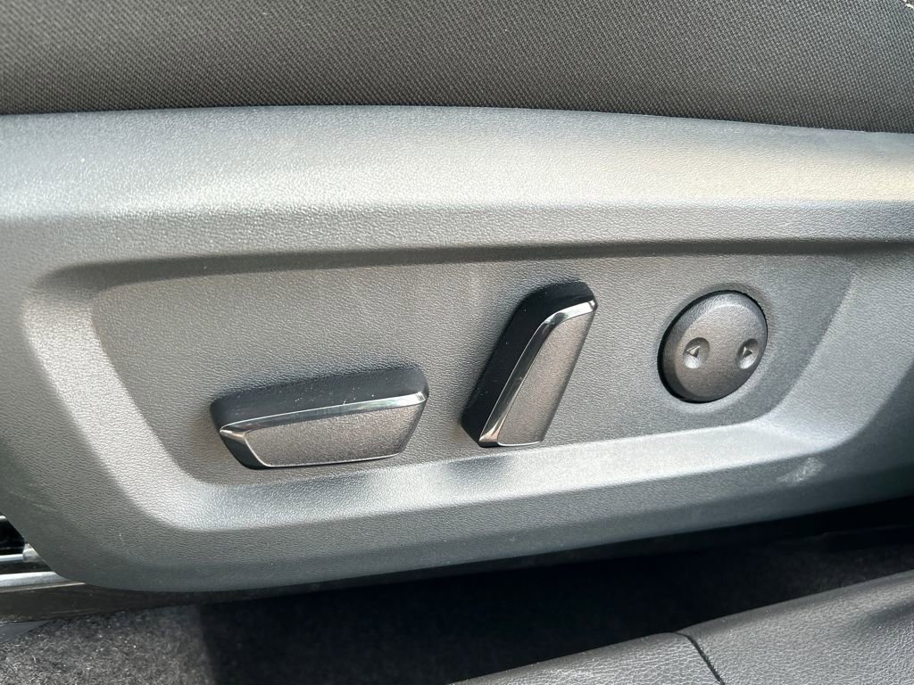 Used 2025 Nissan Rogue SV image 18