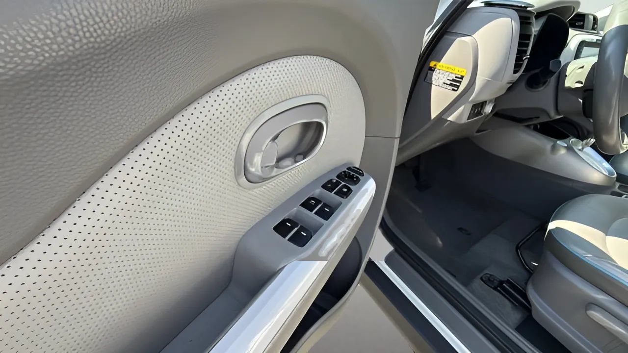 Used 2016 Kia Soul EV + w/ Sun & Fun Package FWD image 21