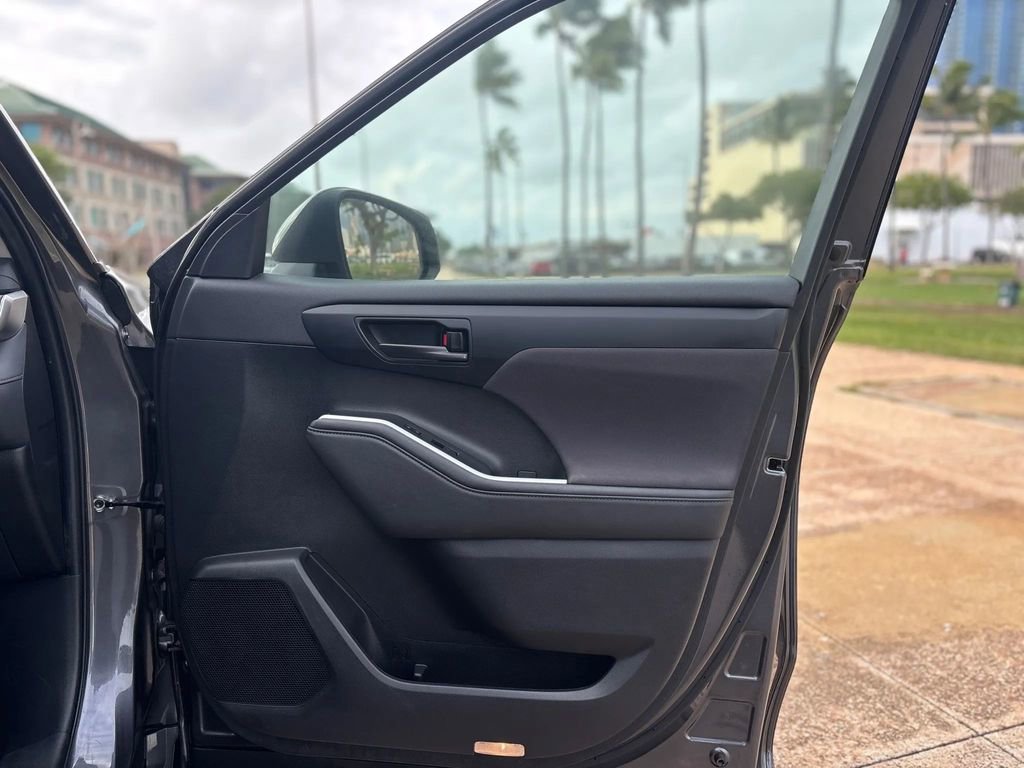 Used 2023 Toyota Highlander L image 17