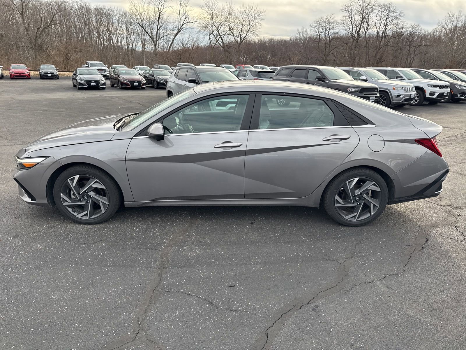 Used 2024 Hyundai Elantra Limited image 4