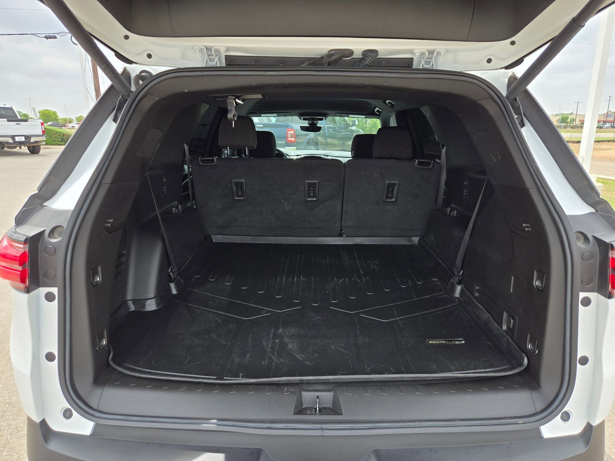 Used 2023 Chevrolet Traverse LT image 23