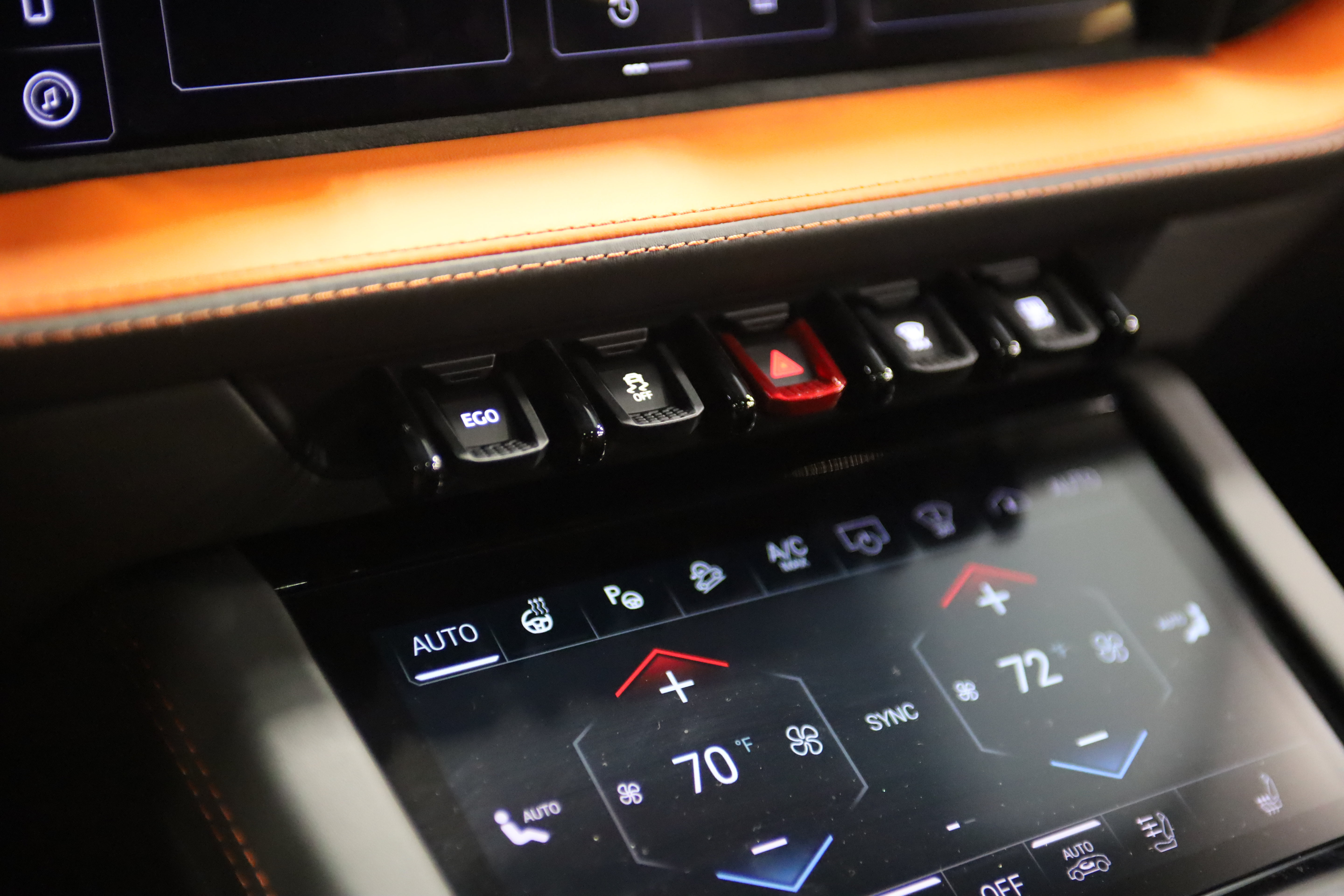 Used 2025 Lamborghini Urus SE AWD/4WD image 26