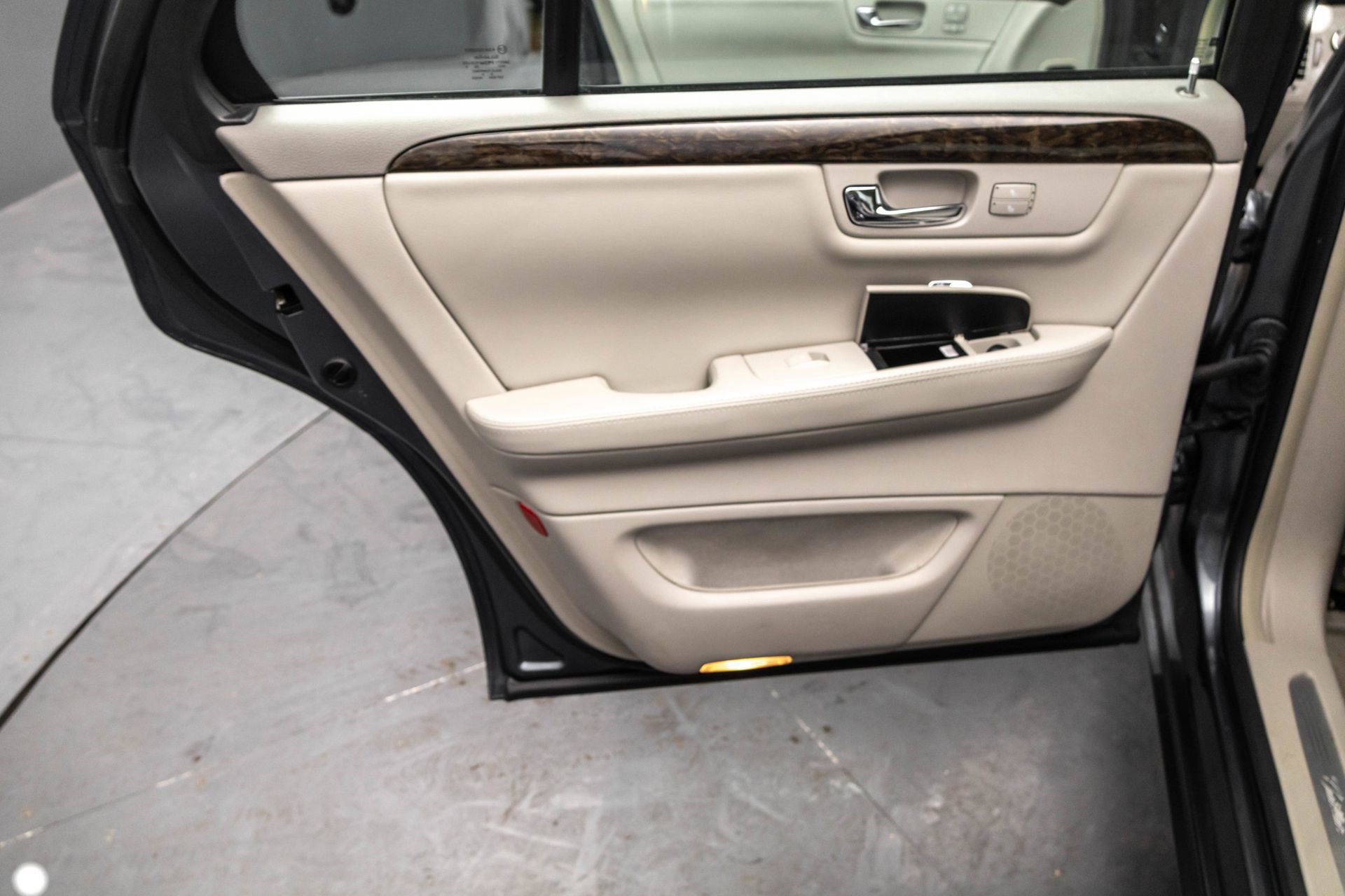 Used 2011 Cadillac DTS Luxury image 31