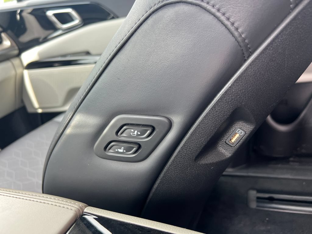Certified 2023 Kia Carnival SX FWD image 17