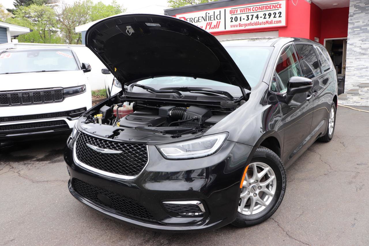 Used 2023 Chrysler Pacifica Touring-L image 58