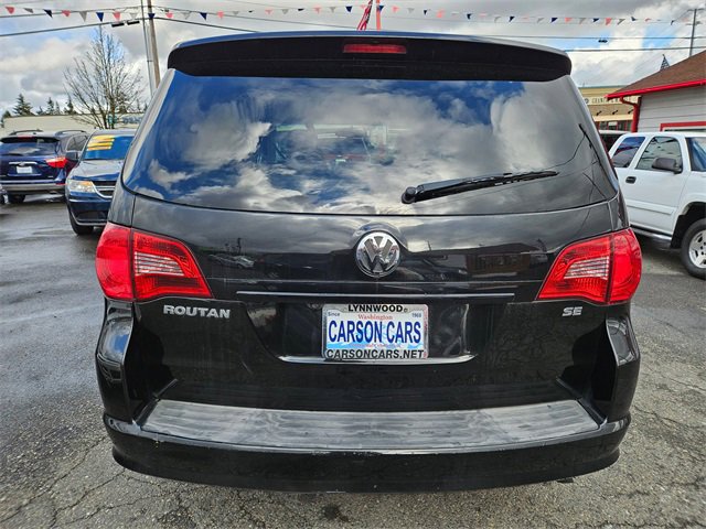 Used 2010 Volkswagen Routan SE image 4