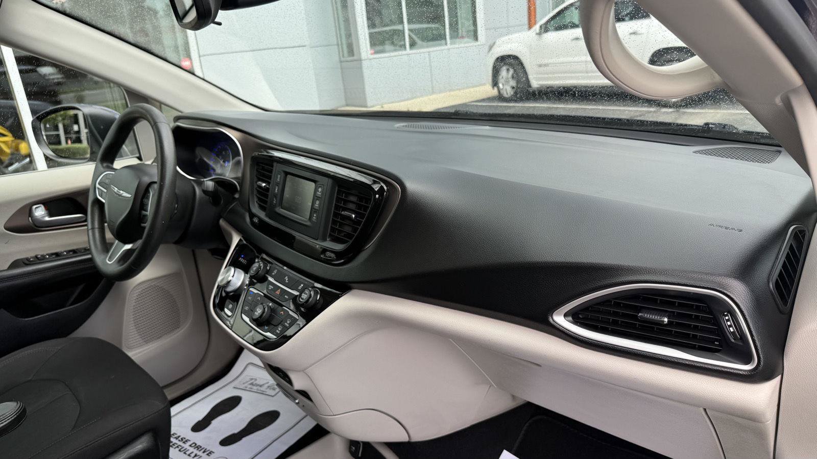 Used 2017 Chrysler Pacifica LX FWD image 9