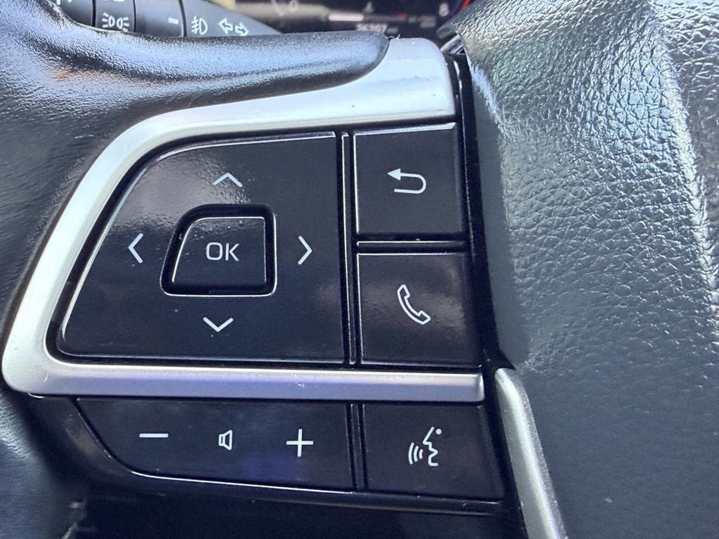 Used 2023 Toyota Highlander Limited image 32
