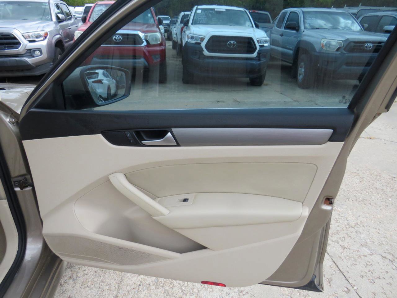 Used 2015 Volkswagen Passat TDI SE FWD image 16
